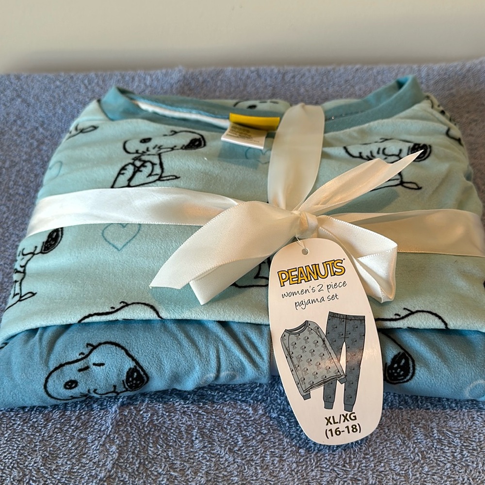 Peanuts women’s 2 piece pajama set.